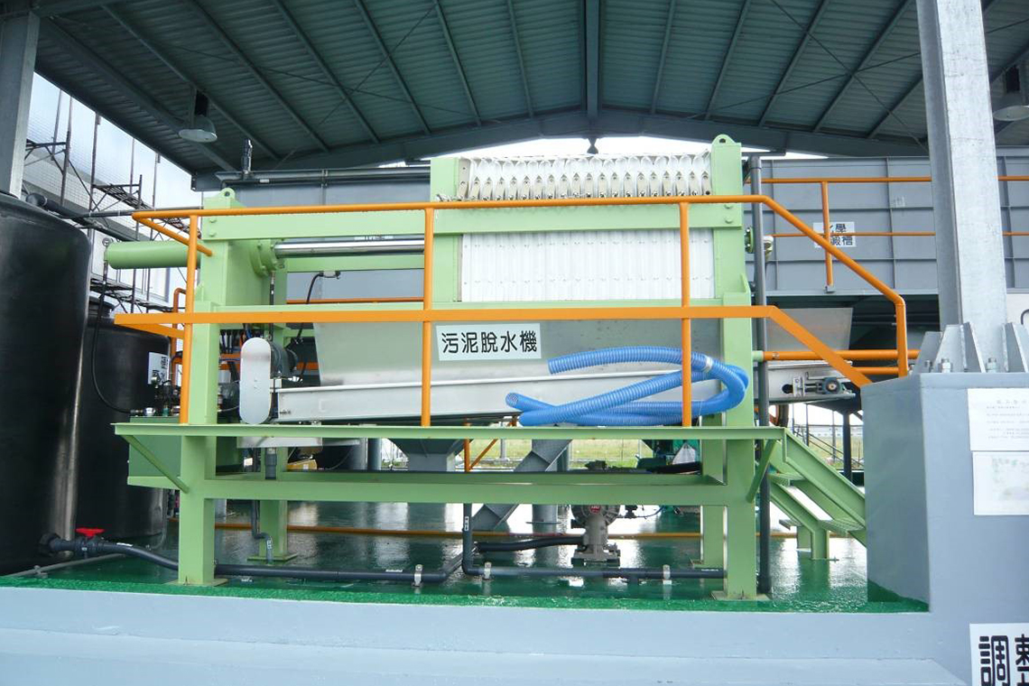 壓濾式污泥脫水機 Press filter type sludge dewatering machine